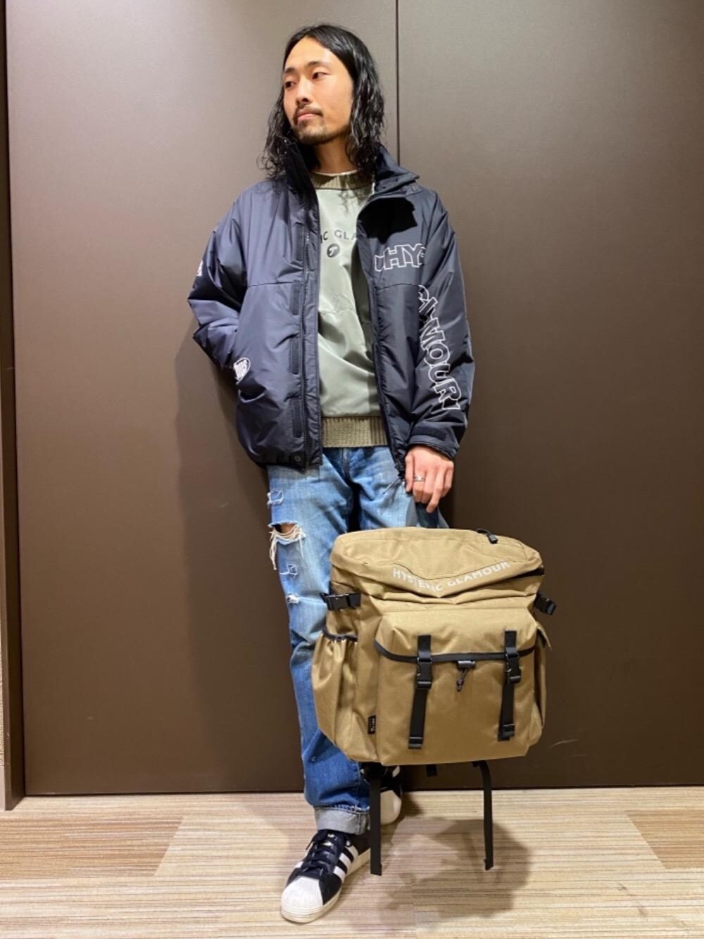 「スニーカー、デニム、バッグ、冬コーデ、Hysteric Glamour、プリマロフト、ヒステリックグラマー、ニットコーデ、ミリタリーコーデ」｜「HYSTERIC GLAMOURのCORDURAスクエア バックパック（バックパック/リュック、ベージュ系）」を使った、®️さん（メンズ・177cm）の冬コーディネートの1枚目の写真