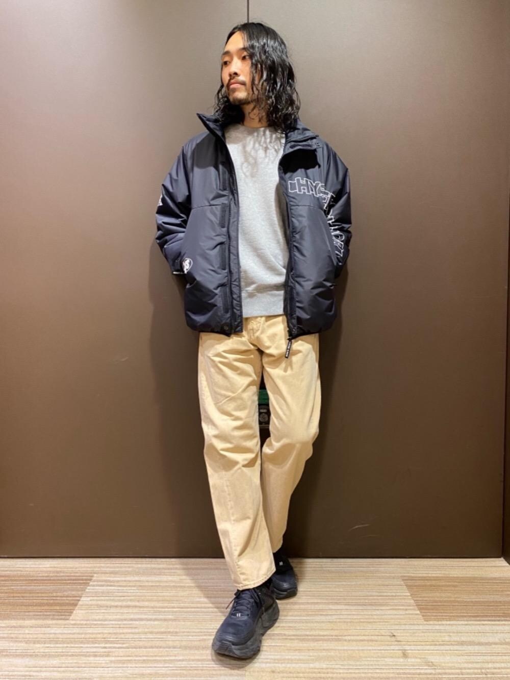 「スウェット、スニーカー、デニム、冬コーデ、Hysteric Glamour、プリマロフト、シンプルコーデ、カジュアルコーデ、ヒステリックグラマー、ミリタリーコーデ」｜「HYSTERIC GLAMOURのVIXEN GIRL スウェット（スウェット、グレー系）」を使った、®️さん（メンズ・177cm）の冬コーディネートの1枚目の写真