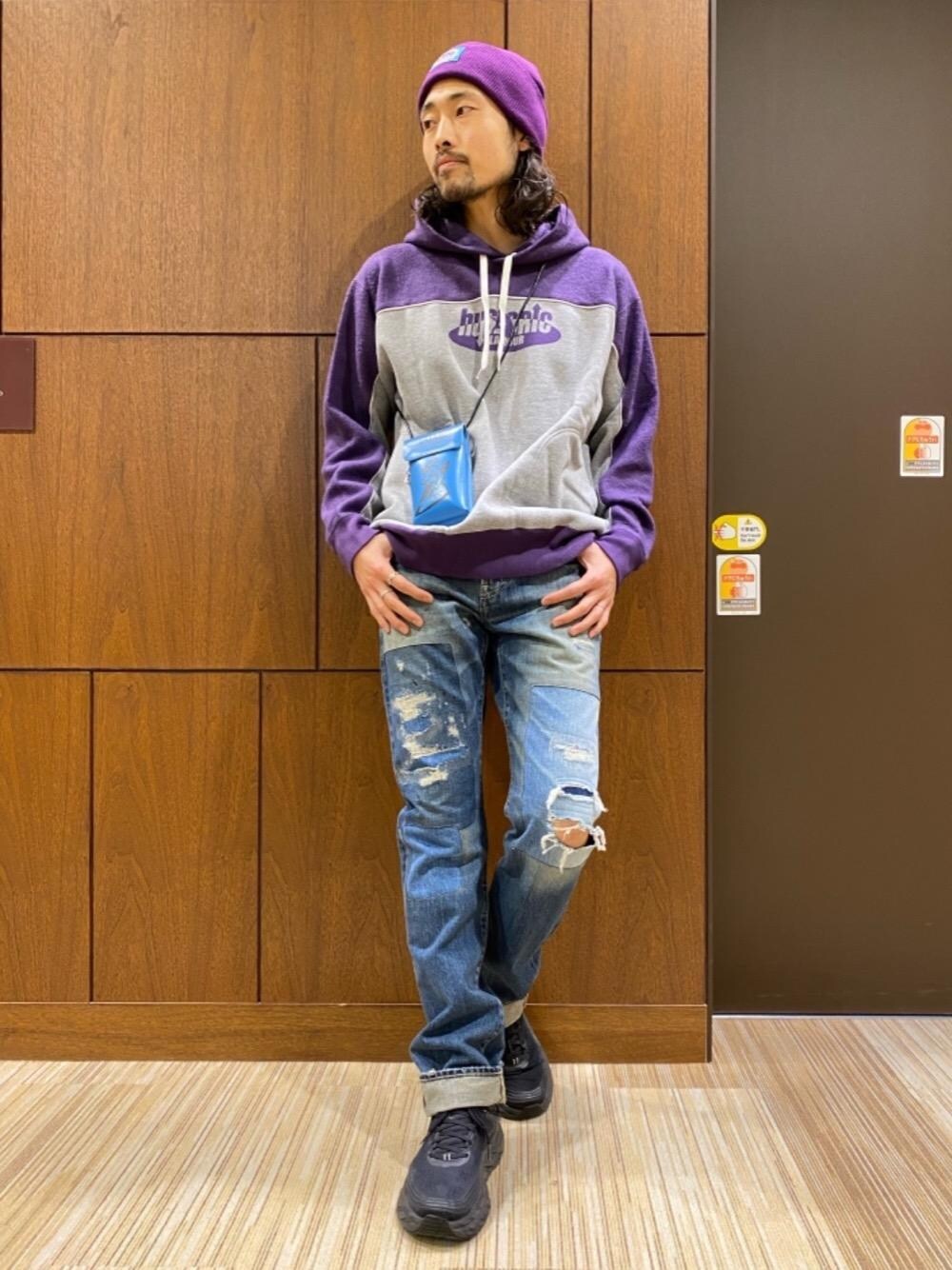 「スニーカー、デニム、パーカー、Hysteric Glamour、春コーデ、ラフコーデ、カジュアルコーデ、ヒステリックグラマー、モバイルケース、ニットコーデ」｜「HYSTERIC GLAMOURのSUPER HYSTERIC ビーニーキャップ（ニットキャップ/ビーニー、パープル系）」を使った、®️さん（メンズ・177cm）の冬コーディネートの1枚目の写真