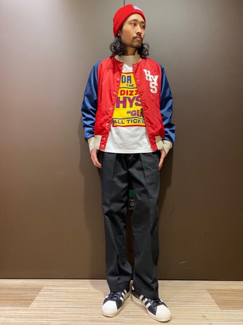 「スニーカー、スタジャン、ニットキャップ、ロンT、ワイドパンツ、Hysteric Glamour、春コーデ、カジュアルコーデ、ヒステリックグラマー、90'Sコーデ」｜「HYSTERIC GLAMOURのSUPER HYSTERIC ビーニーキャップ（ニットキャップ/ビーニー、レッド系）」を使った、®️さん（メンズ・177cm）の冬コーディネートの1枚目の写真