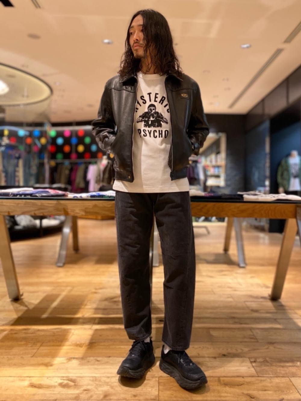 「スニーカー、ジャケット、レザー、コラボレーション、Hysteric Glamour、シンプルコーデ、ヒステリックグラマー、ロックコーデ、でにむ、tシャツ」｜「HYSTERIC GLAMOURのテーパードデニムパンツ（その他パンツ、ブラック系）」を使った、®️さん（メンズ・177cm）の春コーディネートの1枚目の写真