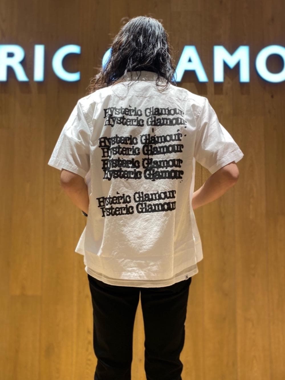 「Hysteric Glamour、ブラックデニム、夏コーデ、半袖シャツ、ヒステリックグラマー、ボウリングシューズ、でにむ、tシャツ」｜「HYSTERIC GLAMOURのボウリングシューズ（その他シューズ、ブラック系）」を使った、®️さん（メンズ・177cm）の春コーディネートの1枚目の写真