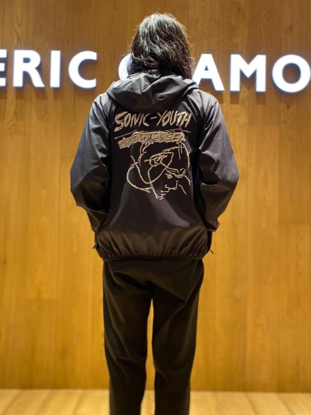 「スニーカー、コラボレーション、Hysteric Glamour、ヒステリックグラマー、ロックコーデ、春こーで、tシャツ」｜「HYSTERIC GLAMOURのSONIC YOUTH/HYSTERIC COMICS Tシャツ（Tシャツ/カットソー、ホワイト系）」を使った、®️さん（メンズ・177cm）の春コーディネートの1枚目の写真