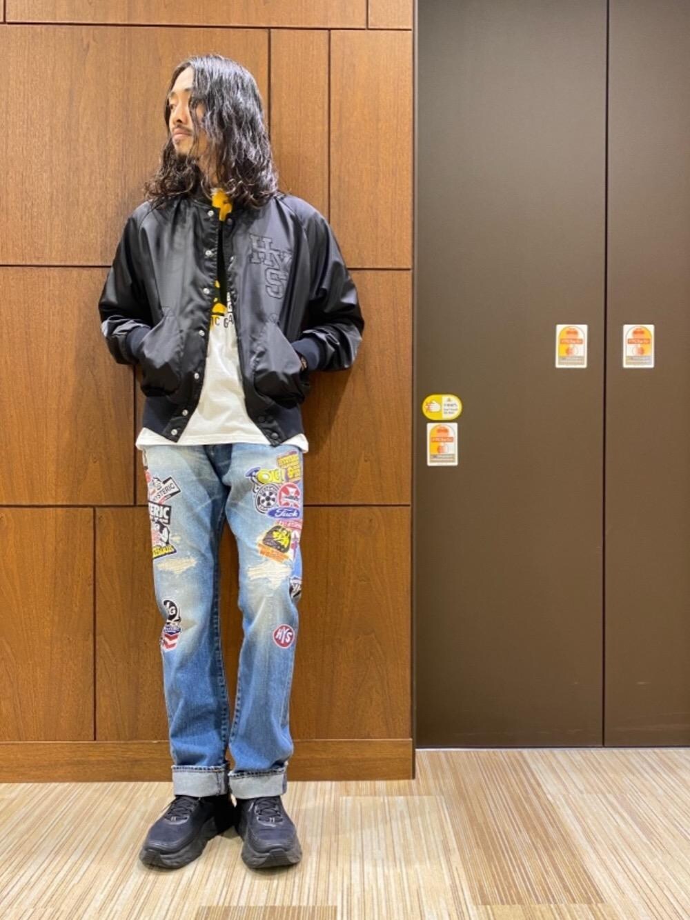 「スニーカー、カジュアルコーデ、ヒステリックグラマー、90'Sコーデ、70'sコーデ、でにむ、春こーで、tシャツ、HYSTERIC GLAMOUR」｜「HYSTERIC GLAMOURのLISTEN TO HGアップリケ スタジャン（スタジャン、ブラック系）」を使った、®️さん（メンズ・177cm）の春コーディネートの1枚目の写真