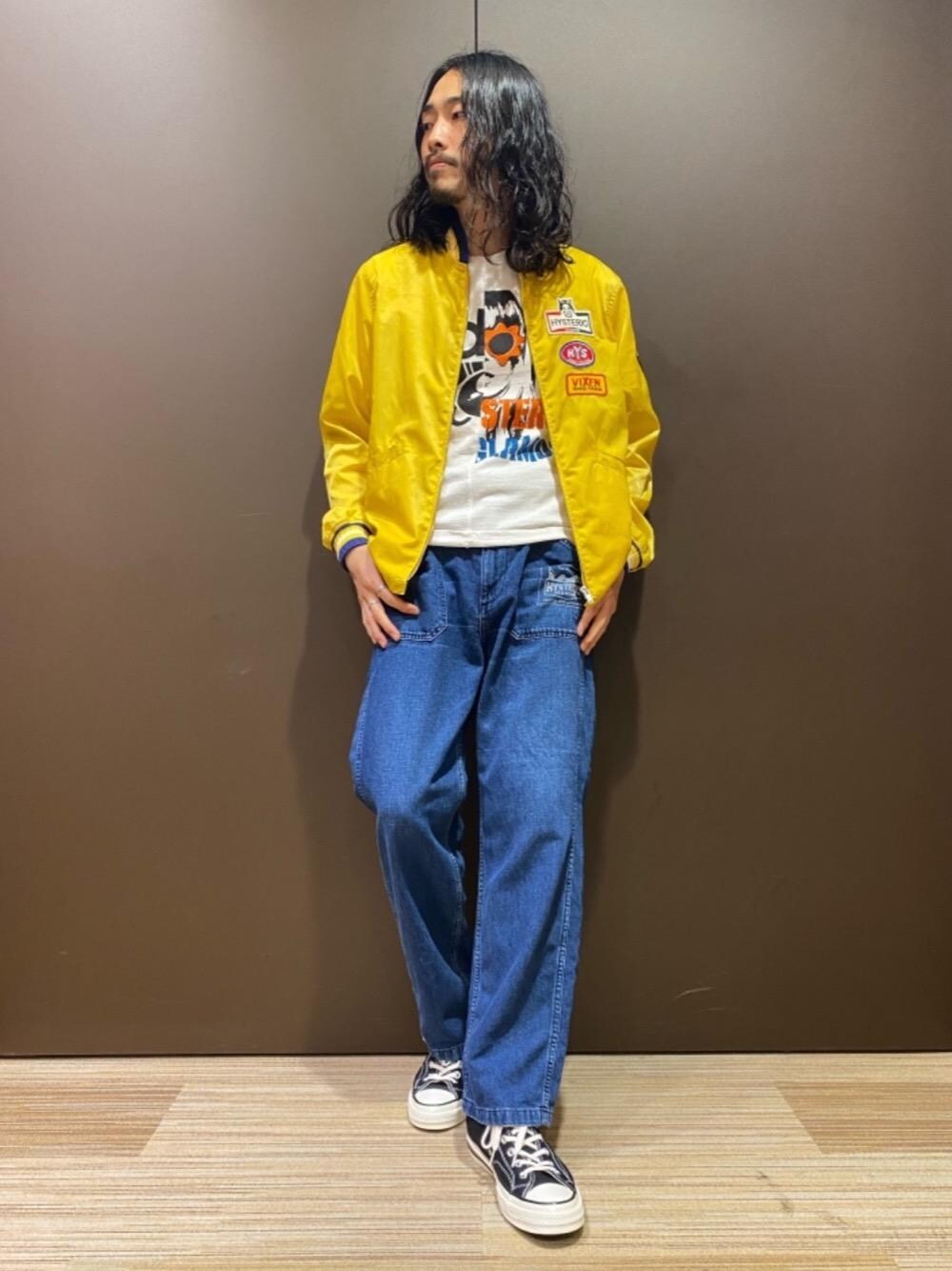 「スニーカー、ジャケット、カジュアルコーデ、ヒステリックグラマー、デッキパンツ、レーシングジャケット、でにむ、春こーで、tシャツ、HYSTERIC GLAMOUR」｜「HYSTERIC GLAMOURのHG SPARKSアップリケレーシングジャケット（ナイロンジャケット、イエロー系）」を使った、®️さん（メンズ・177cm）の春コーディネートの1枚目の写真