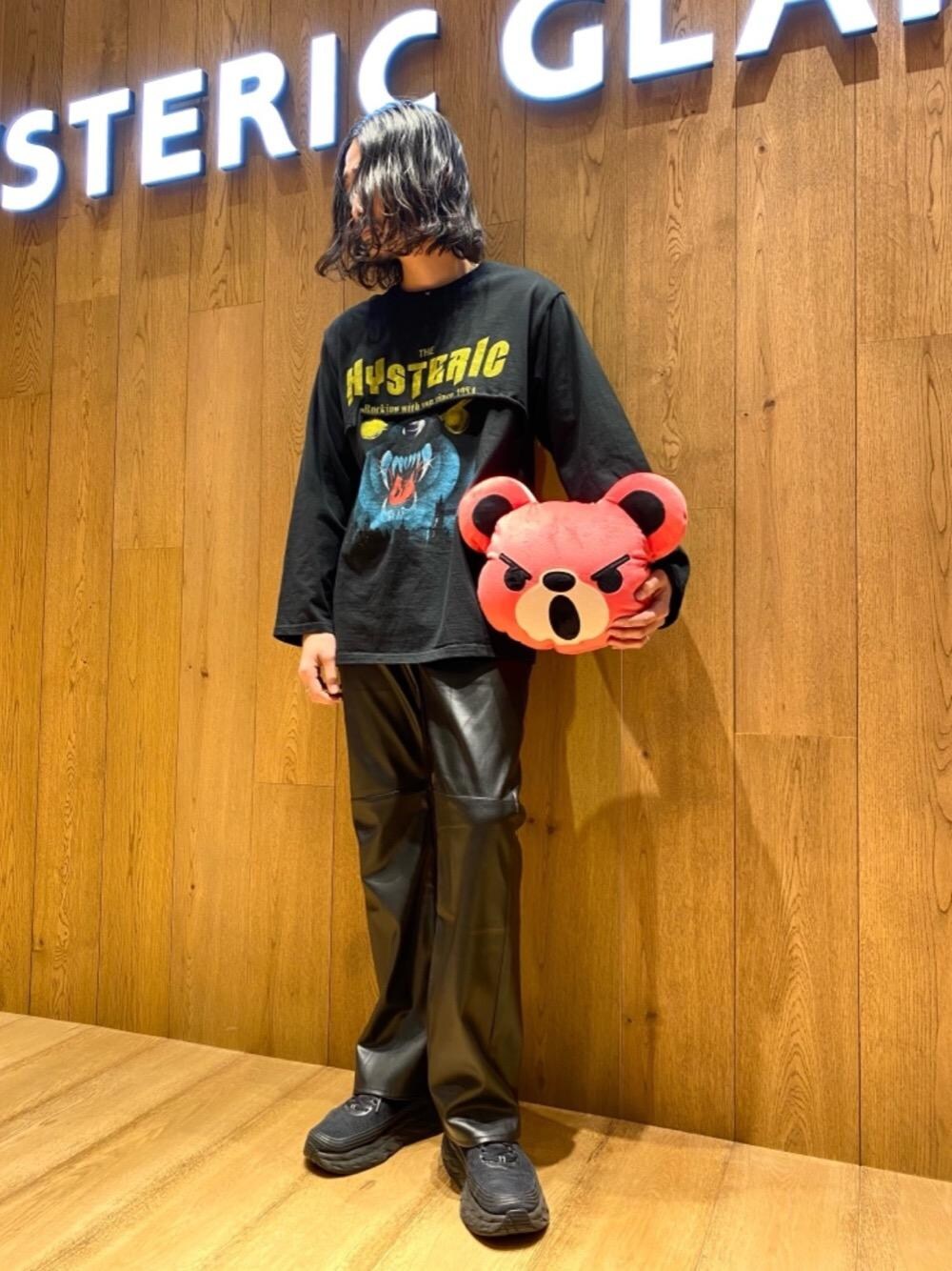 「スニーカー、レザーパンツ、フレアパンツ、シンプルコーデ、ベアー、ヒステリックグラマー、ビーズクッション、ロンt、hysteric glamour、ﾋﾞｯｸﾞｼﾙｴｯﾄ」｜「HYSTERIC GLAMOURのBEAR ビーズクッション（クッション/クッションカバー、ピンク系）」を使った、®️さん（メンズ・176cm）の冬コーディネートの1枚目の写真