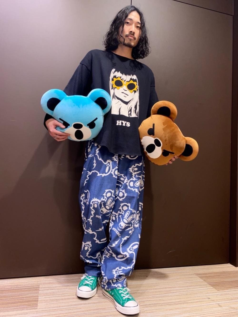 「スウェット、スニーカー、総柄、ベアー、カジュアルコーデ、ヒステリックグラマー、でにむ、春こーで、hysteric glamour、ワイドぱんつ」｜「HYSTERIC GLAMOURのBEAR ビーズクッション（クッション/クッションカバー、ブラウン系）」を使った、®️さん（メンズ・176cm）の春コーディネートの1枚目の写真