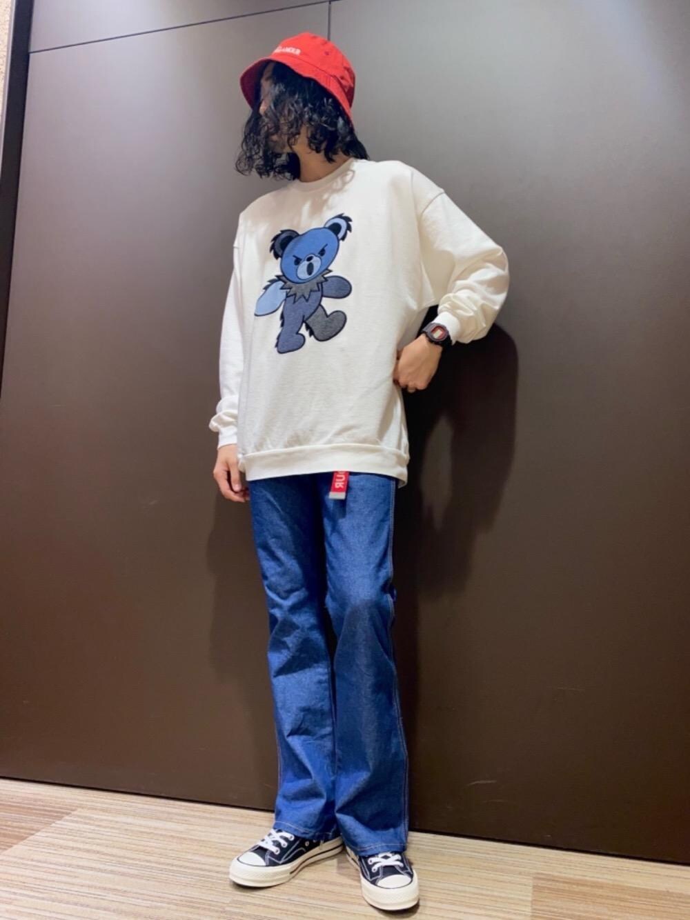 「スウェット、スニーカー、コラボレーション、フレアパンツ、ベアー、バケットハット、ヒステリックグラマー、でにむ、春こーで、hysteric glamour」｜「HYSTERIC GLAMOURのLOGO テープベルト（ベルト、レッド系）」を使った、®️さん（メンズ・176cm）の春コーディネートの1枚目の写真