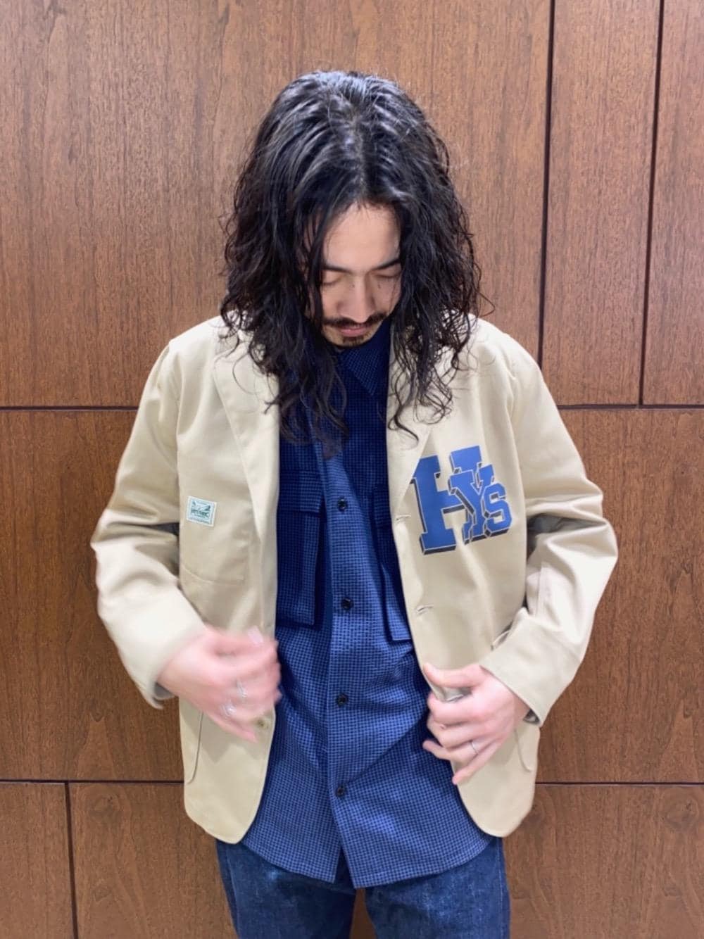 「ジャケット、カバーオール、長袖シャツ、カジュアルコーデ、ヒステリックグラマー、でにむ、春こーで、hysteric glamour、ﾋﾞｯｸﾞｼﾙｴｯﾄ」｜「HYSTERIC GLAMOURのHYS SYMBOL LOGO 4ツポケットオーバーシャツ（シャツ/ブラウス、ブルー系）」を使った、®️さん（メンズ・176cm）の春コーディネートの1枚目の写真