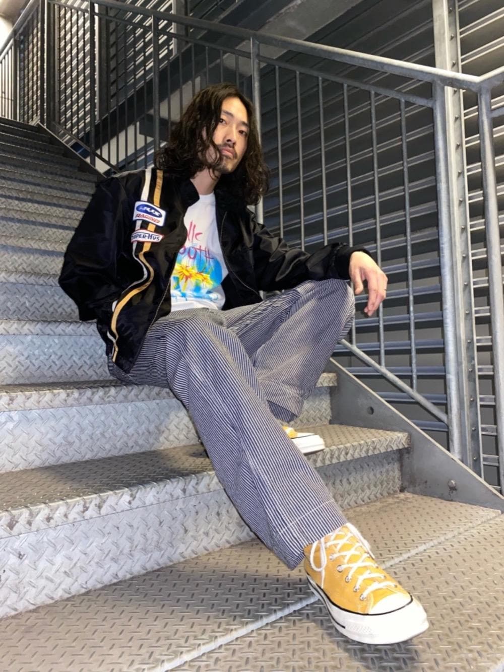 「スニーカー、コラボレーション、ライトアウター、ヒステリックグラマー、ソニックユース、ロックコーデ、春こーで、hysteric glamour、ワイドぱんつ、Ｔシャツ」｜「HYSTERIC GLAMOURのSONIC YOUTH/SUNBURST EYES Tシャツ（Tシャツ/カットソー、ホワイト系）」を使った、®️さん（メンズ・176cm）の春コーディネートの1枚目の写真
