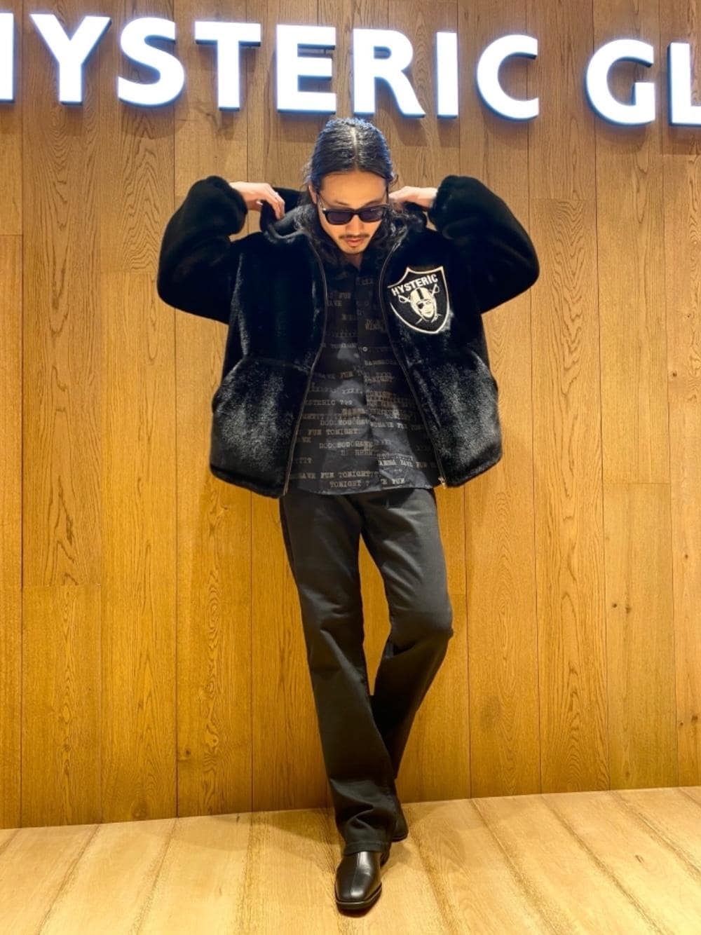 「ロック、冬コーデ、総柄、フレアパンツ、ヒステリックグラマー、thee hysteric xxx、でにむ、hysteric glamour、あうたー、シャツ 」｜「HYSTERIC GLAMOURのSIMPLE STUDSベルト（ベルト、ブラック系）」を使った、®️さん（メンズ・176cm）の秋コーディネートの1枚目の写真
