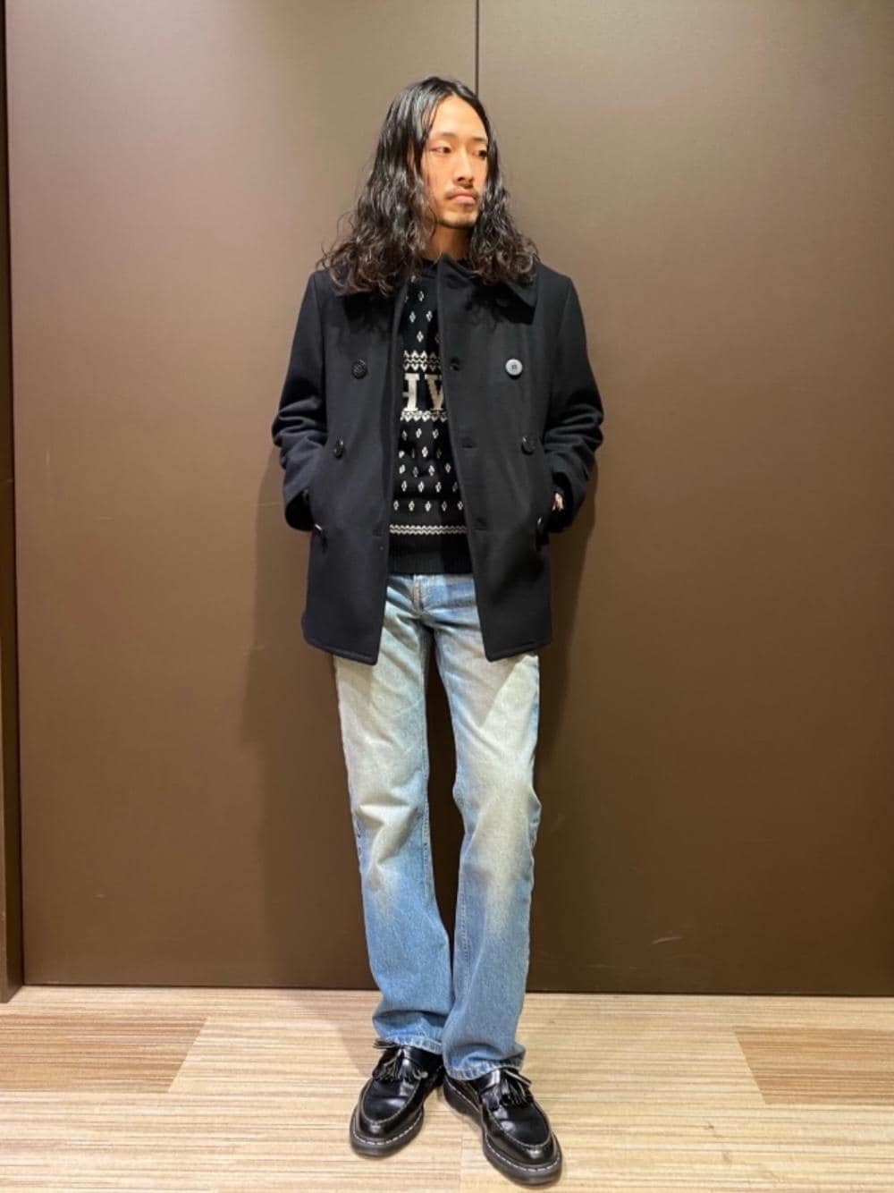 「ロック、冬コーデ、フレアパンツ、ヒステリックグラマー、でにむ、hysteric glamour、あうたー、pコート、こーと、ニット 」｜「HYSTERIC GLAMOURのブーツカットデニムパンツ（デニムパンツ、ブルー系）」を使った、®️さん（メンズ・176cm）の冬コーディネートの1枚目の写真