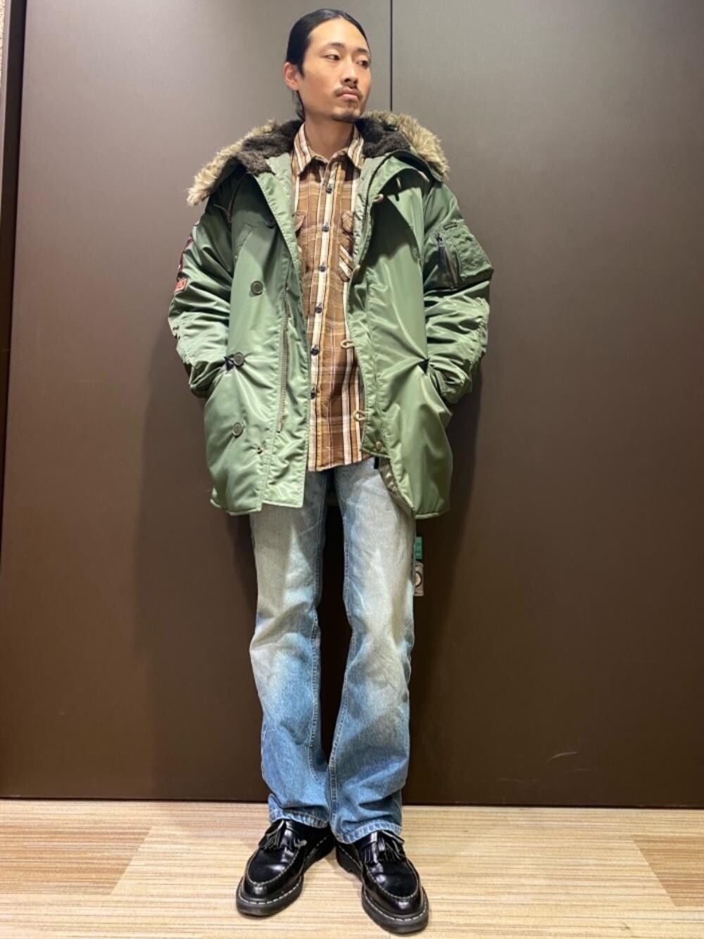 「冬コーデ、総柄、フレアパンツ、ヒステリックグラマー、軽量、でにむ、みりたりー、hysteric glamour、あうたー、シャツ 」｜「HYSTERIC GLAMOURのブーツカットデニムパンツ（デニムパンツ、ブルー系）」を使った、®️さん（メンズ・176cm）の冬コーディネートの1枚目の写真