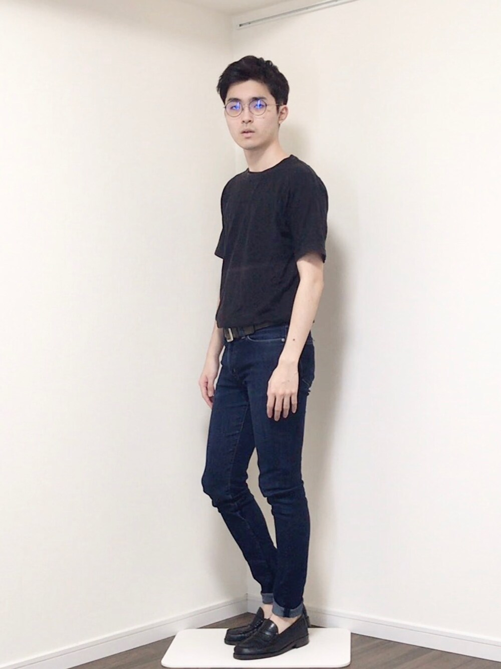 ブラック系のTシャツ/カットソー、ブルー系のデニムパンツ、ブラック系のローファーを着用したメンズの春コーディネートの1枚目の写真