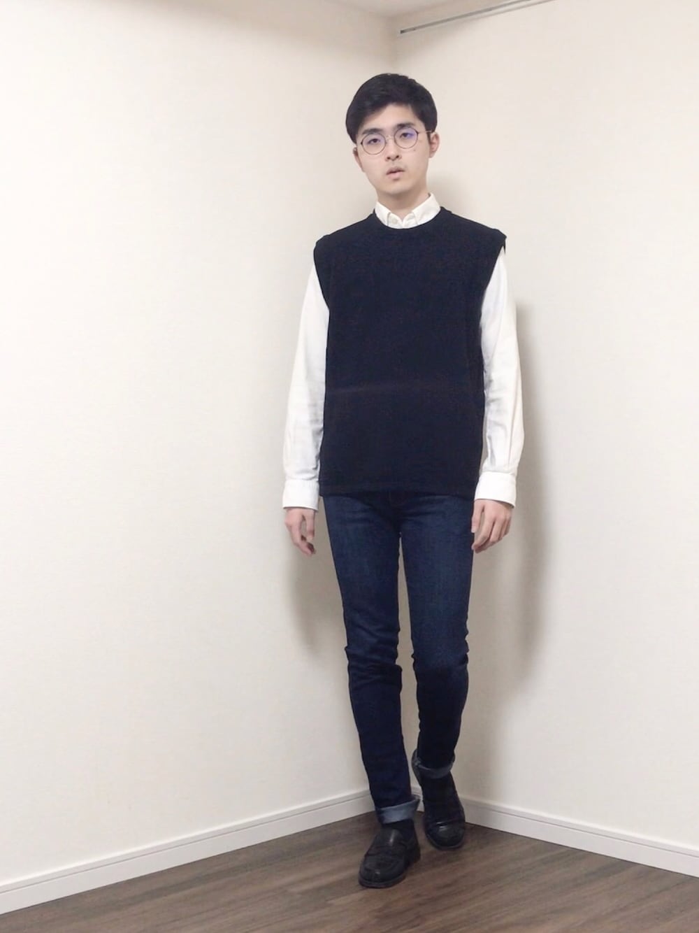 ブルー系のベスト、ホワイト系のシャツ/ブラウス、ブルー系のデニムパンツを着用したメンズの春コーディネートの1枚目の写真