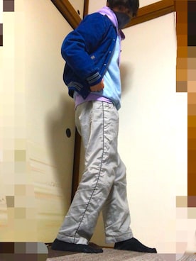 「アイテム（スウェットパンツ、シルバー系）」を使った、小松さん（メンズ・170cm）の冬コーディネート