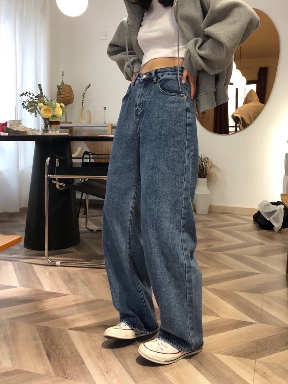 「牛仔裤、ootd、街头搭配」｜「CONVERSEのアイテム（スニーカー、ホワイト系）」を使った、ooahzさん（レディース・166cm）の秋コーディネートの1枚目の写真