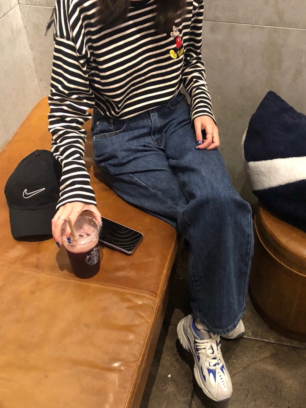 「ootd、街头搭配、球鞋」｜「heysansanのアイテム（デニムパンツ、ブルー系）」を使った、ooahzさん（レディース・166cm）の冬コーディネートの1枚目の写真
