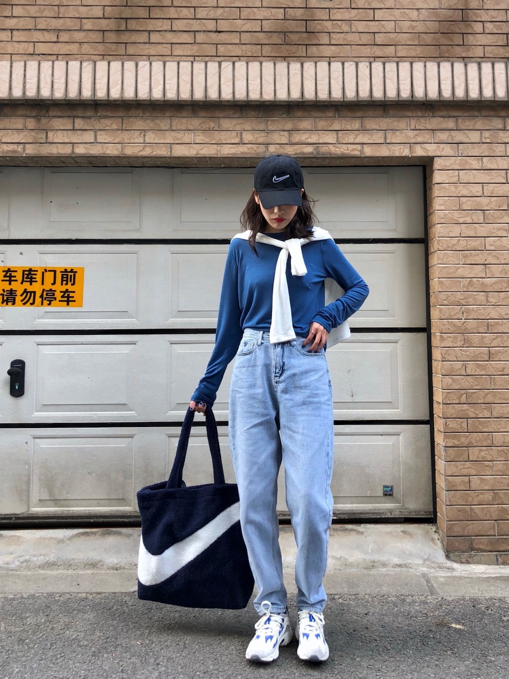 「ootd、街头搭配、球鞋、牛仔裤」｜「NIKEのNIKE / ナイキ H86 エッセンシャル スウッシュキャップ（キャップ、ブラック系）」を使った、ooahzさん（レディース・166cm）の冬コーディネートの1枚目の写真