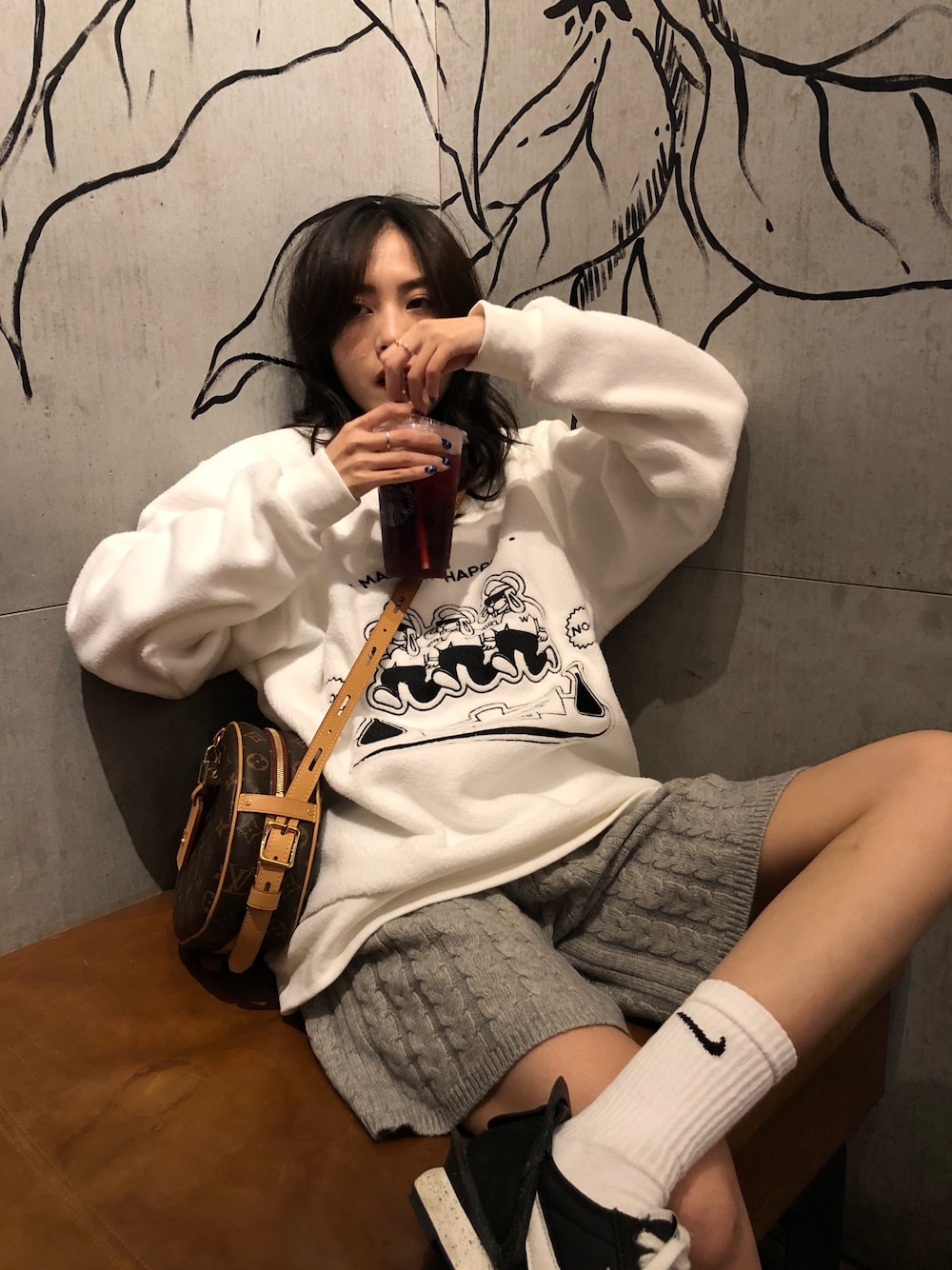 「NIKE、街头搭配、球鞋」｜「LOUIS VUITTONのアイテム（バッグ、その他）」を使った、ooahzさん（レディース・166cm）の冬コーディネートの1枚目の写真