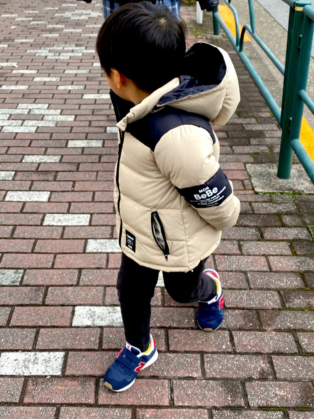 「ダウンジャケット、キッズ、3歳、ニューバランス、冬コーデ、スニーカー、おとこのこ」｜「BeBeのBeBe/タフタ配色切り替えダウン（ダウンジャケット/コート、ベージュ系）」を使った、hakutaro20170511さん（キッズ・100cm）の冬コーディネートの1枚目の写真
