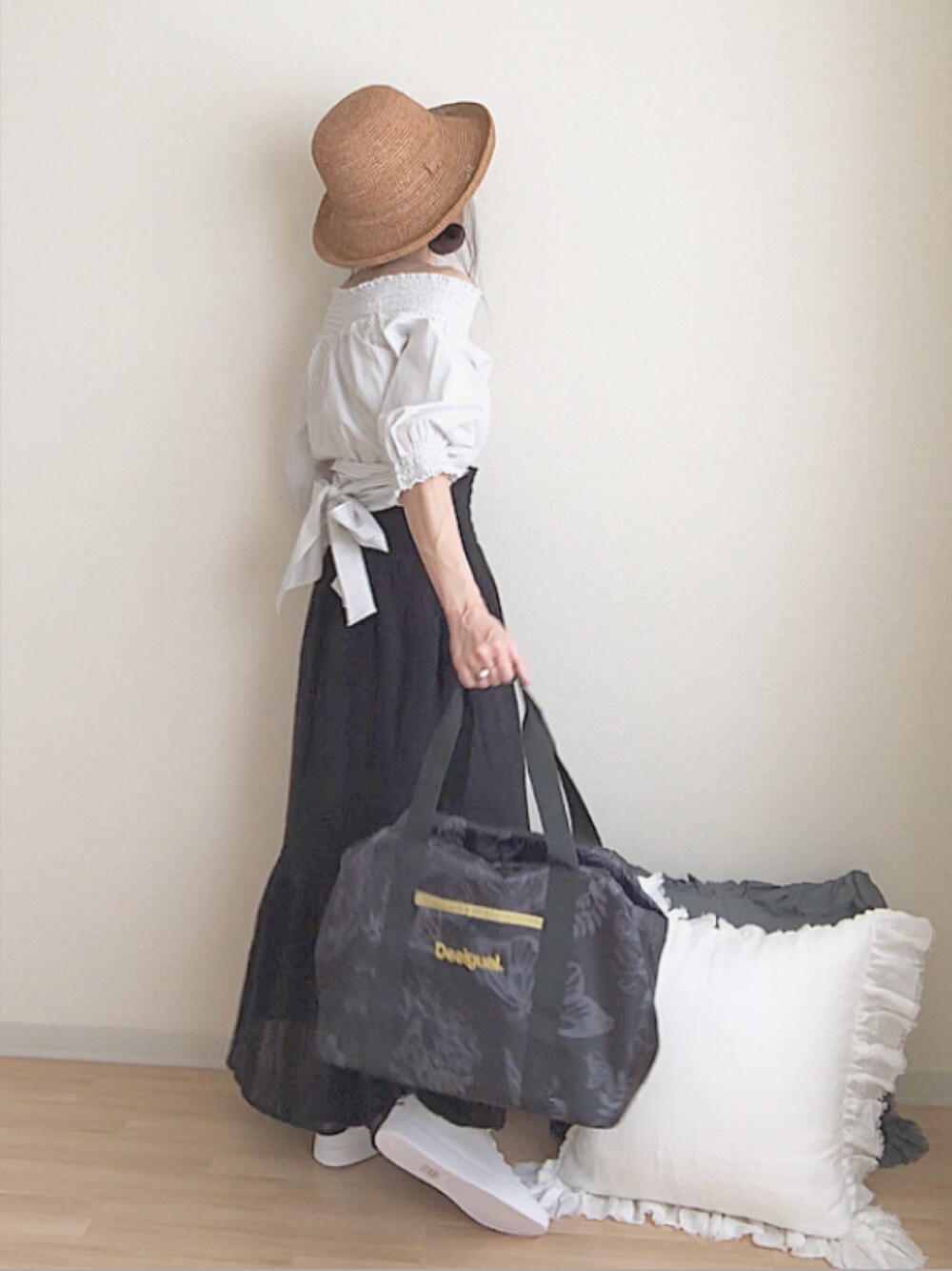 「The Virgnia、Sonny　Label、Desigual、デシグアル、14+、休日スタイル、スポーツmix、カジュアル、シンプルコーデ、ママコーデ」｜「The VirgniaのVネックオフショルブラウス（シャツ/ブラウス、ホワイト系）」を使った、norimamiさん（レディース・160cm）の夏コーディネートの1枚目の写真