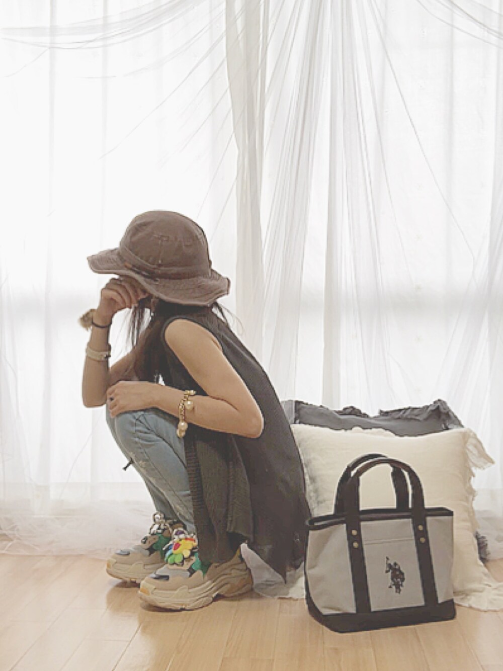 「qualite、USポロ、uspolo、14+、Desigual、デニム、サマーニット、夏、スニーカー、虹色デイズ」｜「qualiteのハンカチーフヘムニット（ニット/セーター、グレー系）」を使った、norimamiさん（レディース・160cm）の夏コーディネートの1枚目の写真
