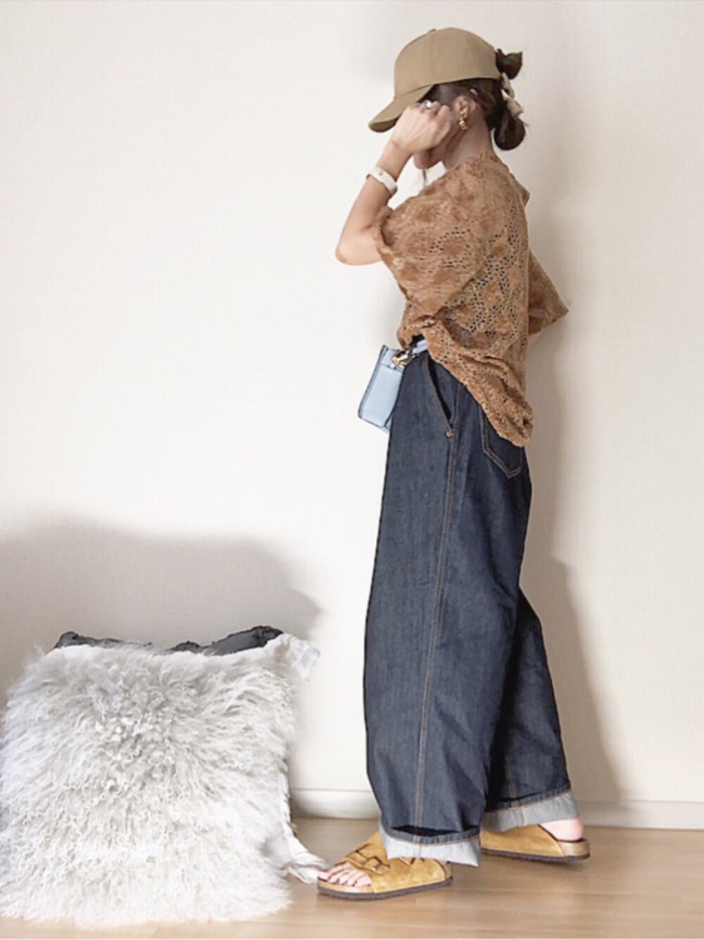 イエロー系のシャツ/ブラウス、ブルー系のショルダーバッグ、ブルー系のデニムパンツを着用したレディースの夏コーディネートの1枚目の写真