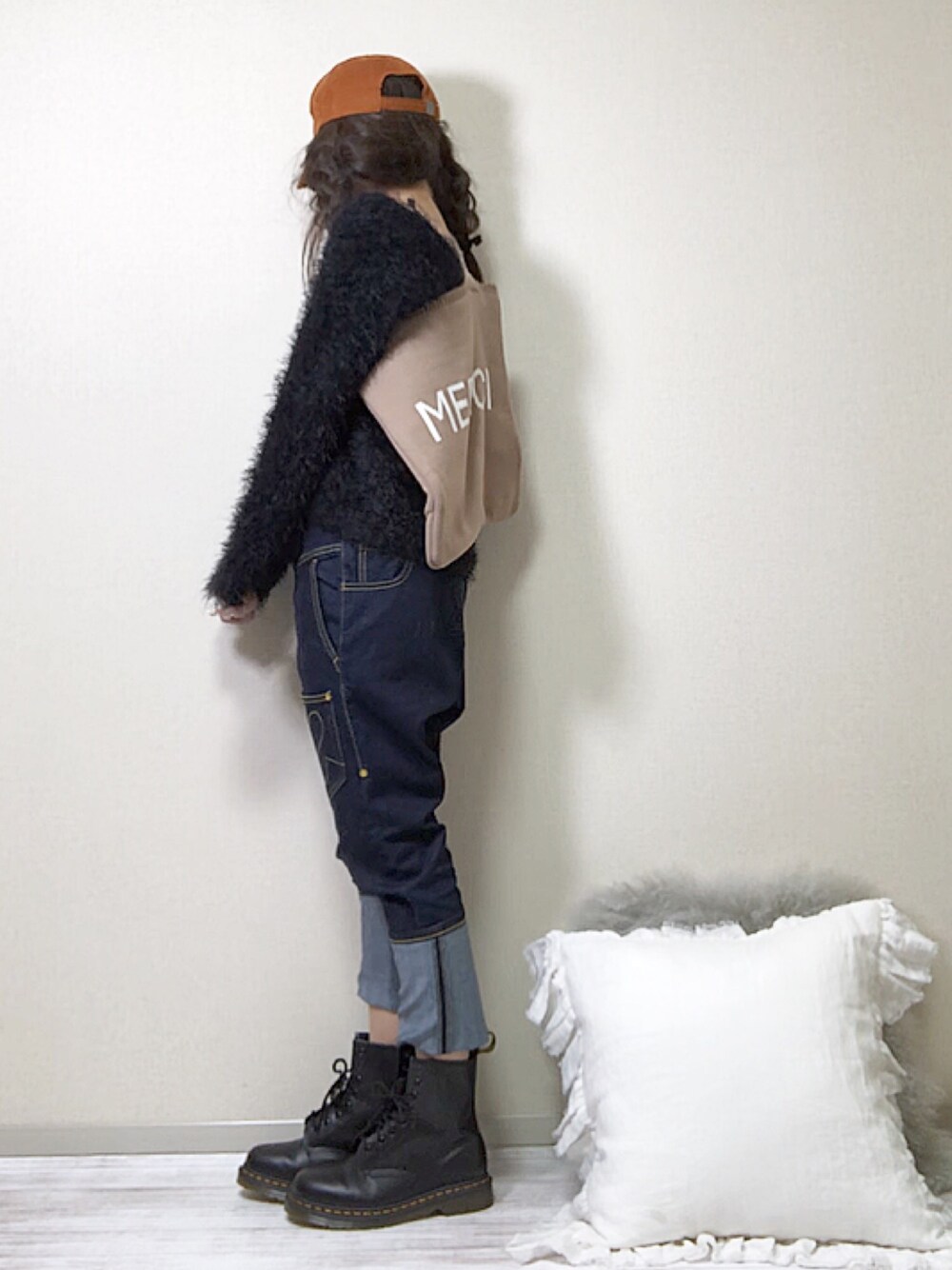 「mercibeaucoup,、うしろまえデニム、デニム、Dr.Martens、ブーツ、ニットバッグ、ニット、キャップ、カジュアル、おしゃれさんと繋がりたい」｜「mercibeaucoup,のＢ：うしろまえデニム / デニムパンツ（デニムパンツ、ブルー系）」を使った、norimamiさん（レディース・160cm）の冬コーディネートの1枚目の写真