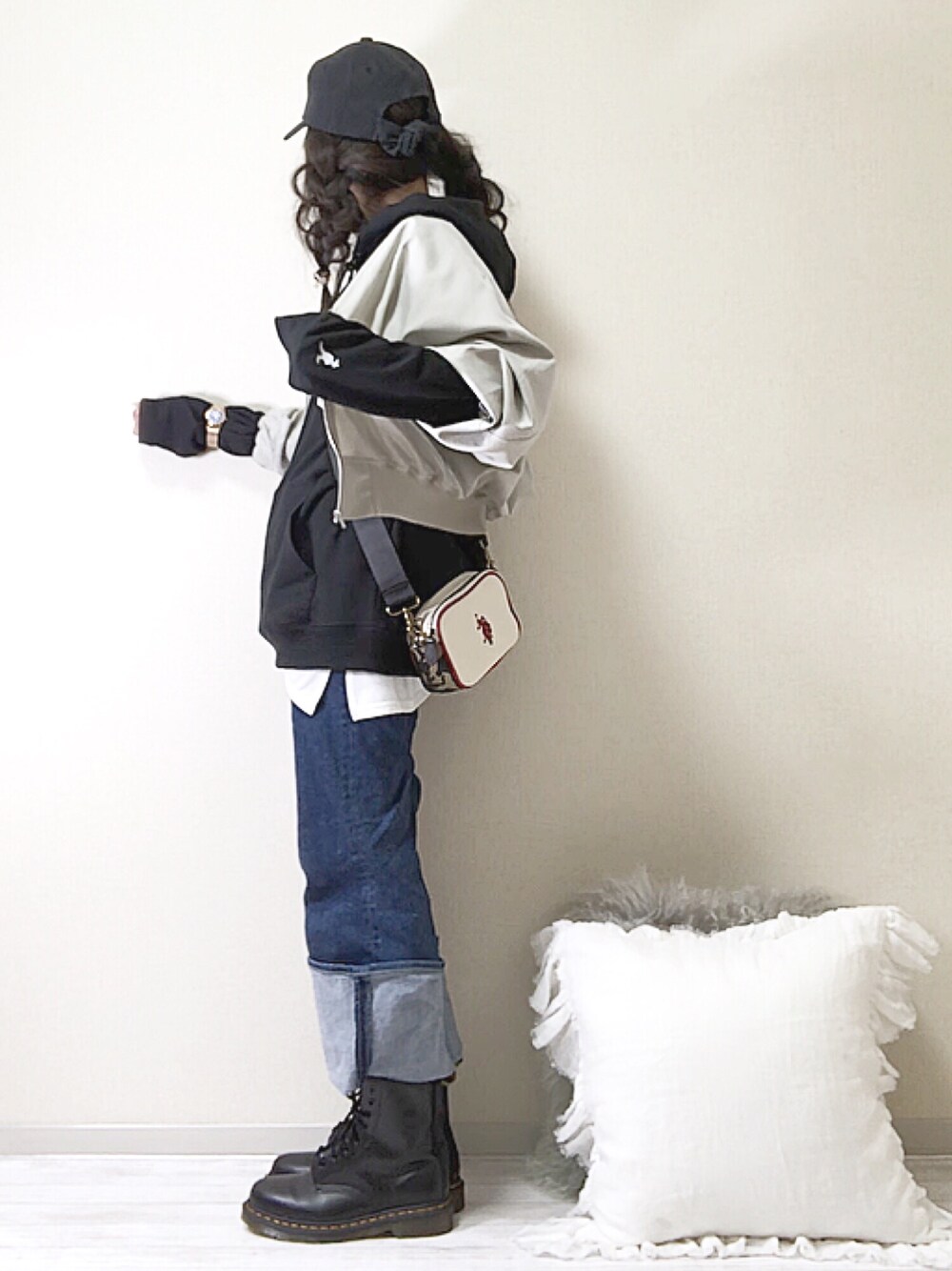 「YANUK、デニムパンツ、U.S.POLO ASSN.、ショルダーバッグ、SonnyLabel、ブルゾン、MONO-MART、KANGOL、パーカー、14+」｜「KANGOLの▽WEB限定 KANGOL/カンゴール 別注ロゴ刺繍 オーバーサイズ プルオーバーパーカー（パーカー、ブラック系）」を使った、norimamiさん（レディース・160cm）の冬コーディネートの1枚目の写真