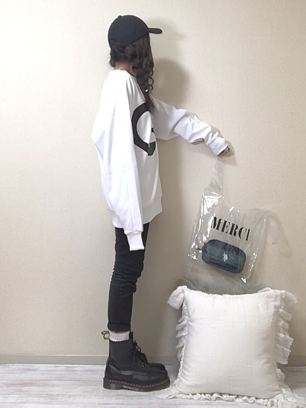 「Calvin Klein、CALVIN KLEIN PERFORMANCE、カルバンクライン、スウェット、ボリューム袖、キャップ、オーバーサイズ、Dr.Martens、大人カジュアル、クリアバッグ」｜「CALVIN KLEIN PERFORMANCEの【CALVIN KLEIN PERFORMANCE】ビッグ アイコン スウェット（スウェット、ホワイト系）」を使った、norimamiさん（レディース・160cm）の春コーディネートの1枚目の写真