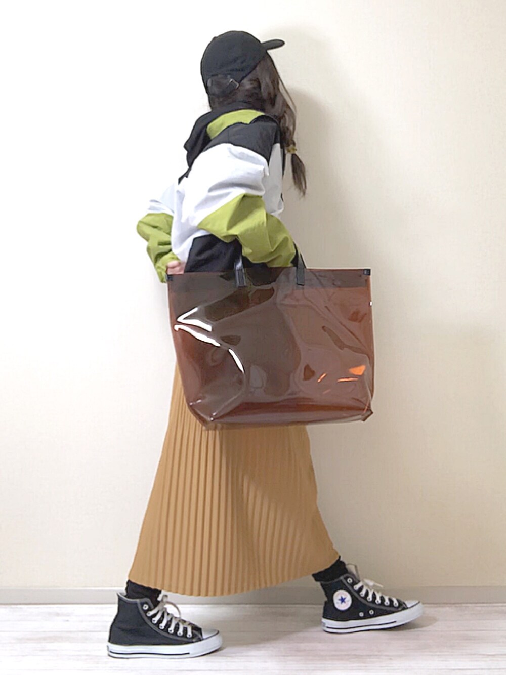 「MONO-MART、KANGOL、zucca、ナイロンジャケット、パーカー、プリーツスカート、スケルトンバッグ、春コーデ、ビッグシルエット、スポーツミックス」｜「KANGOLの▽WEB限定 KANGOL/カンゴール 別注 切替ナイロンビッグジャケット（ナイロンジャケット、イエロー系）」を使った、norimamiさん（レディース・160cm）の春コーディネートの1枚目の写真