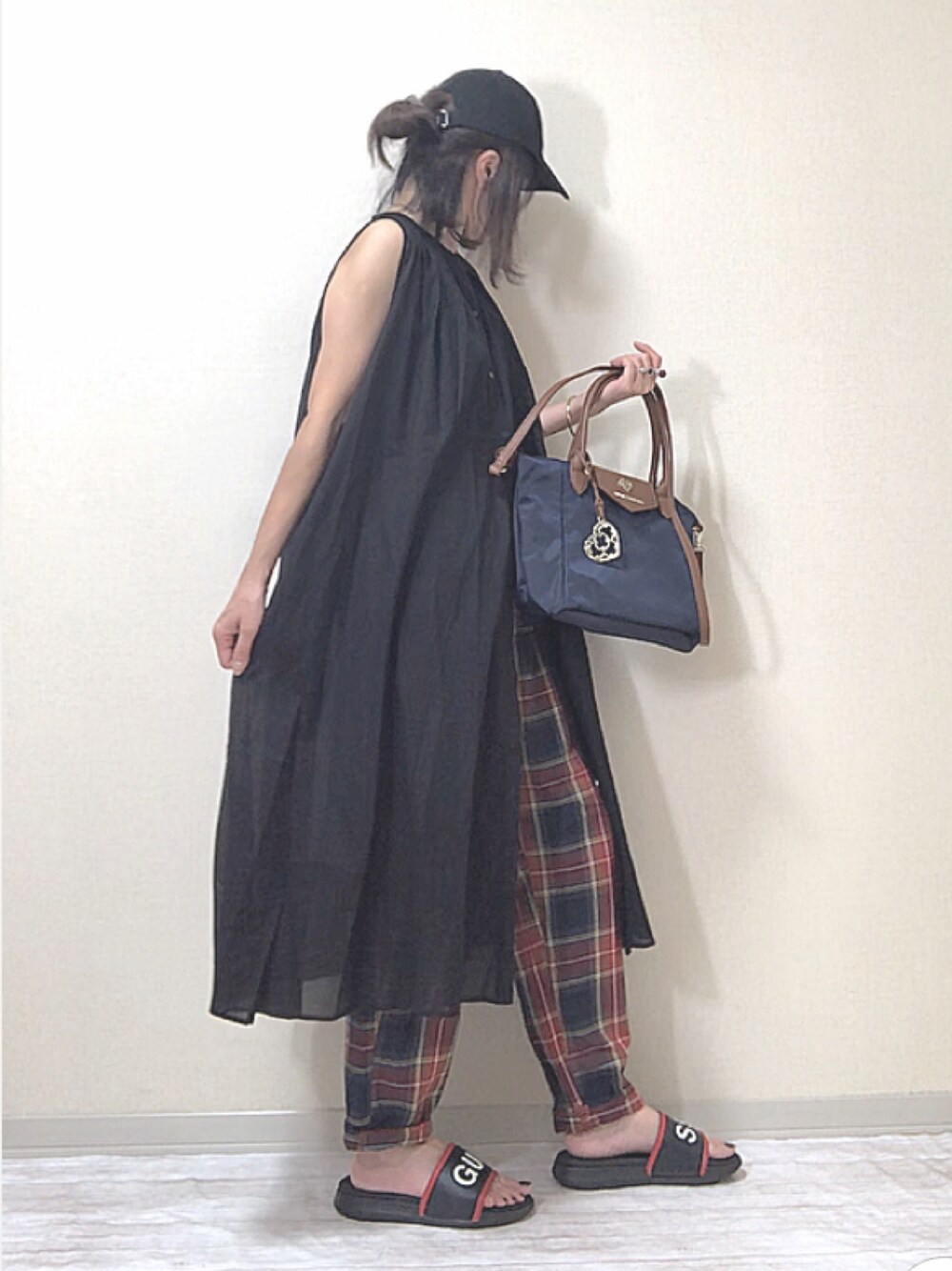 「Sonny　Label、GIULIETTAVERONA、birkenstock、トートバッグ、オトナ女子、ノースリーブワンピース、ワンピース、サンダル、ママコーデ、チェックパンツ」｜「URBAN RESEARCH Sonny Labelのノースリーブギャザーワンピース（ワンピース、ブラック系）」を使った、norimamiさん（レディース・160cm）の夏コーディネートの1枚目の写真