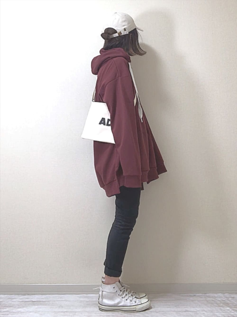 「EMMA  CLOTHES、エマクローズ、パーカー、オーバーサイズ、ゆるコーデ、ビッグシルエット、秋のコーデ、ボルドー、大人カジュアル、シンプル」｜「EMMA CLOTHESのビッグシルエットポンチプルオーバーロゴパーカー(LEAVE MΣ ALONE)（パーカー、レッド系）」を使った、norimamiさん（レディース・160cm）の夏コーディネートの1枚目の写真