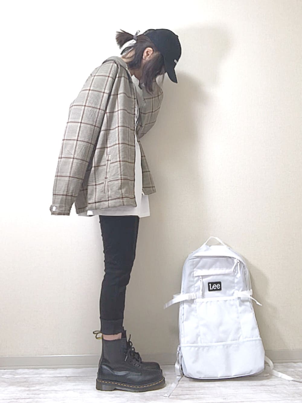 「EMMA  CLOTHES、エマクローズ、大人トレンドカジュアル、秋のカフェオレコーデ、ジャケット、バッグパック、Dr.Martens、メンズライク、ブルゾン、パンツスタイル」｜「EMMA CLOTHESのコットンツイル/デニム/ストライプ/チェック ドリズラージャケット（ブルゾン、ベージュ系）」を使った、norimamiさん（レディース・160cm）の秋コーディネートの1枚目の写真