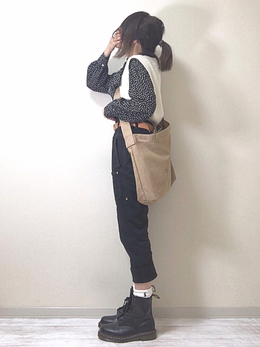 「秋のカフェオレコーデ、大人カジュアル、MAJESTIC LEGON、NOLLEY'S、mercibeaucoup,、DEVICE(DEVICE)、ニットベスト、ドットブラウス、パンツスタイル、Dr.Martens」｜「NOLLEY’Sのボウタイ付2wayハイネックブラウス（シャツ/ブラウス、ブラック系）」を使った、norimamiさん（レディース・160cm）の秋コーディネートの1枚目の写真
