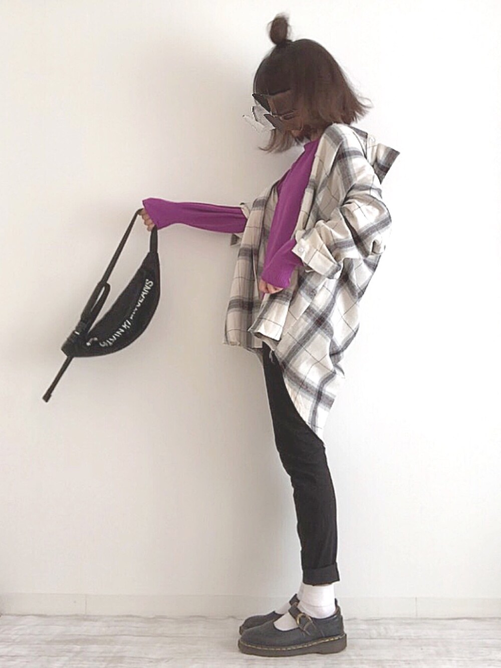 「LIPSTAR、NOLLEY'S、Calvin Klein Jeans、チェック柄に恋してる、ニット、チェックシャツ、ボディバッグ、パンツスタイル、チェック、Dr.Martens」｜「NOLLEY’Sのボトルネックホールガーメントニット（ニット/セーター、ピンク系）」を使った、norimamiさん（レディース・160cm）の秋コーディネートの1枚目の写真