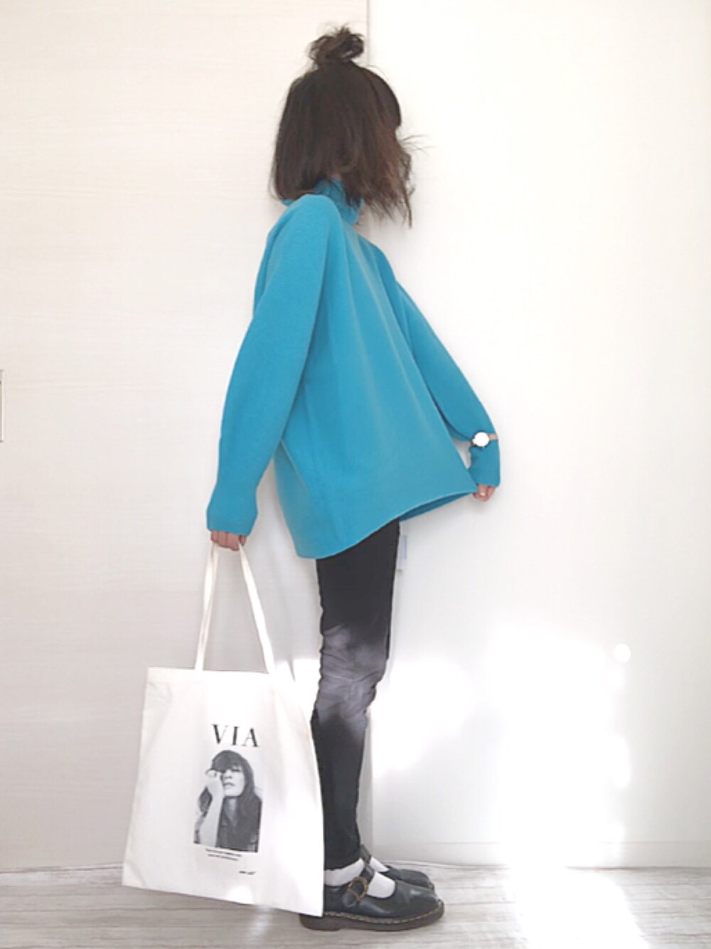 「NOLLEY'S、ノーリーズ、大人カジュアル、シンプル、パンツスタイル、PR、ママコーデ、ラフ、ニット、ボリューム袖」｜「NOLLEY’S SophiのCHEESハイネックプルオーバーニット（ニット/セーター、ブルー系）」を使った、norimamiさん（レディース・160cm）の秋コーディネートの1枚目の写真