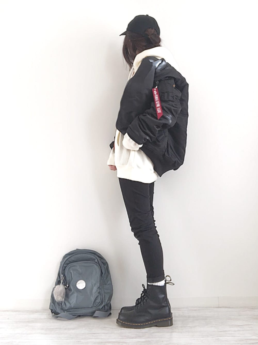 「chacocloset、パーカー、MA-1、大人カジュアル、パンツスタイル、PR、メンズライク、ストリート、バッグパック、お洒落さんとつながりたい」｜「MEIのMEI/メイ 別注 裏起毛オーバーサイズ プルーオーバーHOODEDパーカー（パーカー、ホワイト系）」を使った、norimamiさん（レディース・160cm）の秋コーディネートの1枚目の写真