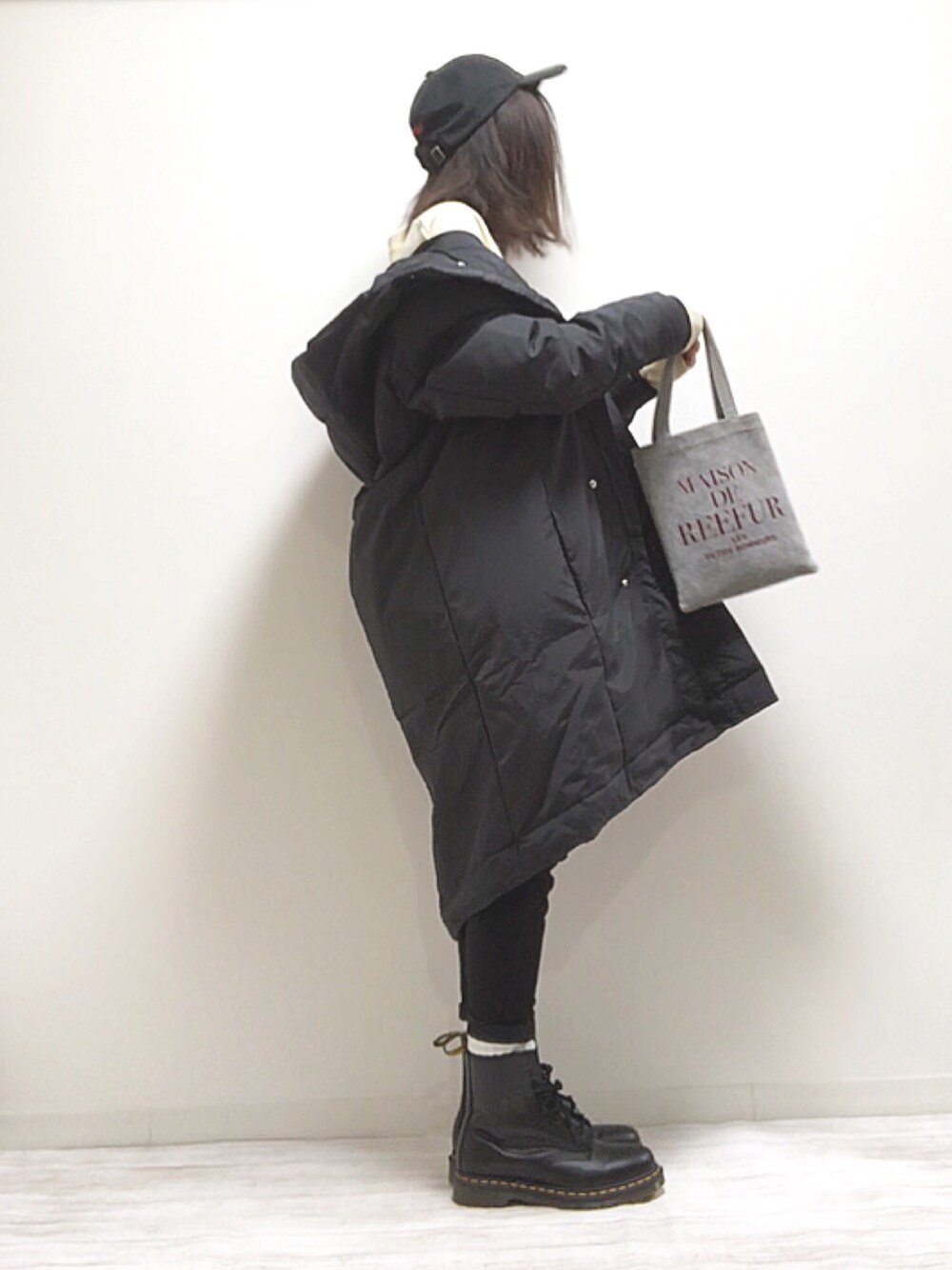 「EMMA  CLOTHES、エマクローズ、ダウンジャケット、PR、ゆるコーデ、シンプル、オーバーサイズ、DrMartens、オールブラック、カジュアルコーデ」｜「EMMA CLOTHESの【EMMA CLOTHES】ブライトNC ロングリアルダウンジャケット/モンスターパーカー ロングダウンJKT ダウンコート（ダウンジャケット/コート、ブラック系）」を使った、norimamiさん（レディース・160cm）の冬コーディネートの1枚目の写真