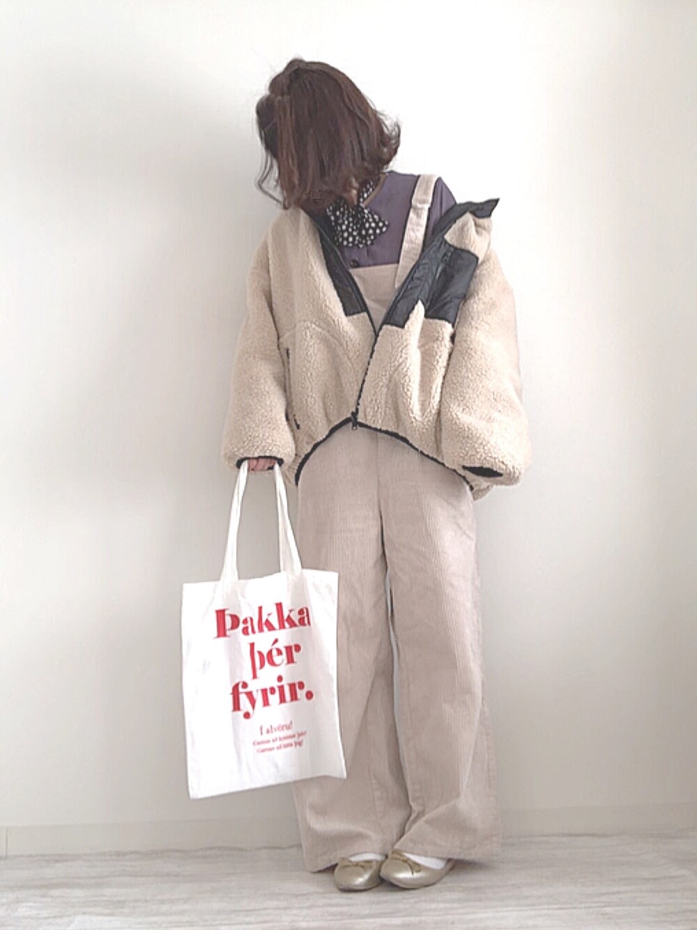 「mysaliina、ミサリナ、WYTHE、ブラウス、ボアブルゾン、サロペット、PR、プチプラ、カジュアルコーデ、ママコーデ」｜「sakuraboisのスカーフ付きバックシャンブラウス（シャツ/ブラウス、パープル系）」を使った、norimamiさん（レディース・160cm）の冬コーディネートの1枚目の写真