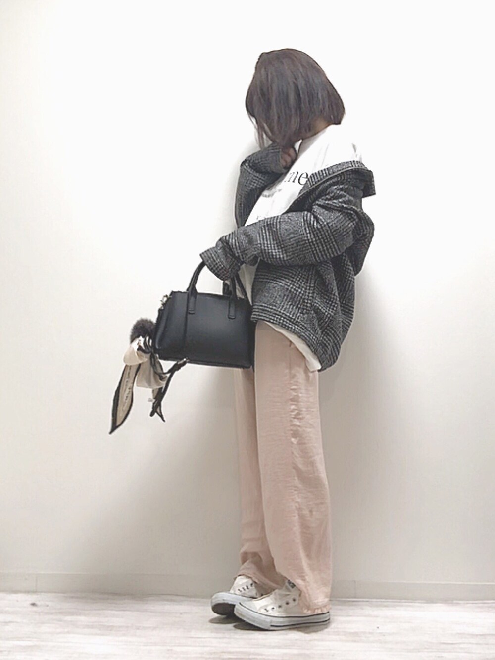 「EMMA  CLOTHES、エマクローズ、ママコーデ、春コーデ、ハンドバッグ、チェック、カジュアル、ピンク、ゆるコーデ、メンズライク」｜「EMMA CLOTHESのコットンツイル/デニム/ストライプ/チェック ジップブルゾン ジャケット/スイングトップ/スウィングトップ（ブルゾン、グレー系）」を使った、norimamiさん（レディース・160cm）の冬コーディネートの1枚目の写真