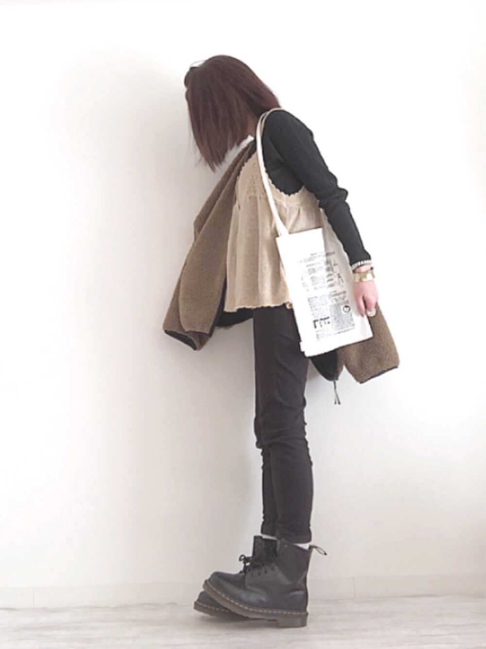 「chacocloset、ミサリナ、Mysaliinaコーデ、ニット、オトナ女子、大人かわいい、ラフ、パンツスタイル、PR、ママコーデ」｜「Mysa&Liinaのキーネックラメニットトップス（Tシャツ/カットソー、ブラック系）」を使った、norimamiさん（レディース・160cm）の冬コーディネートの1枚目の写真