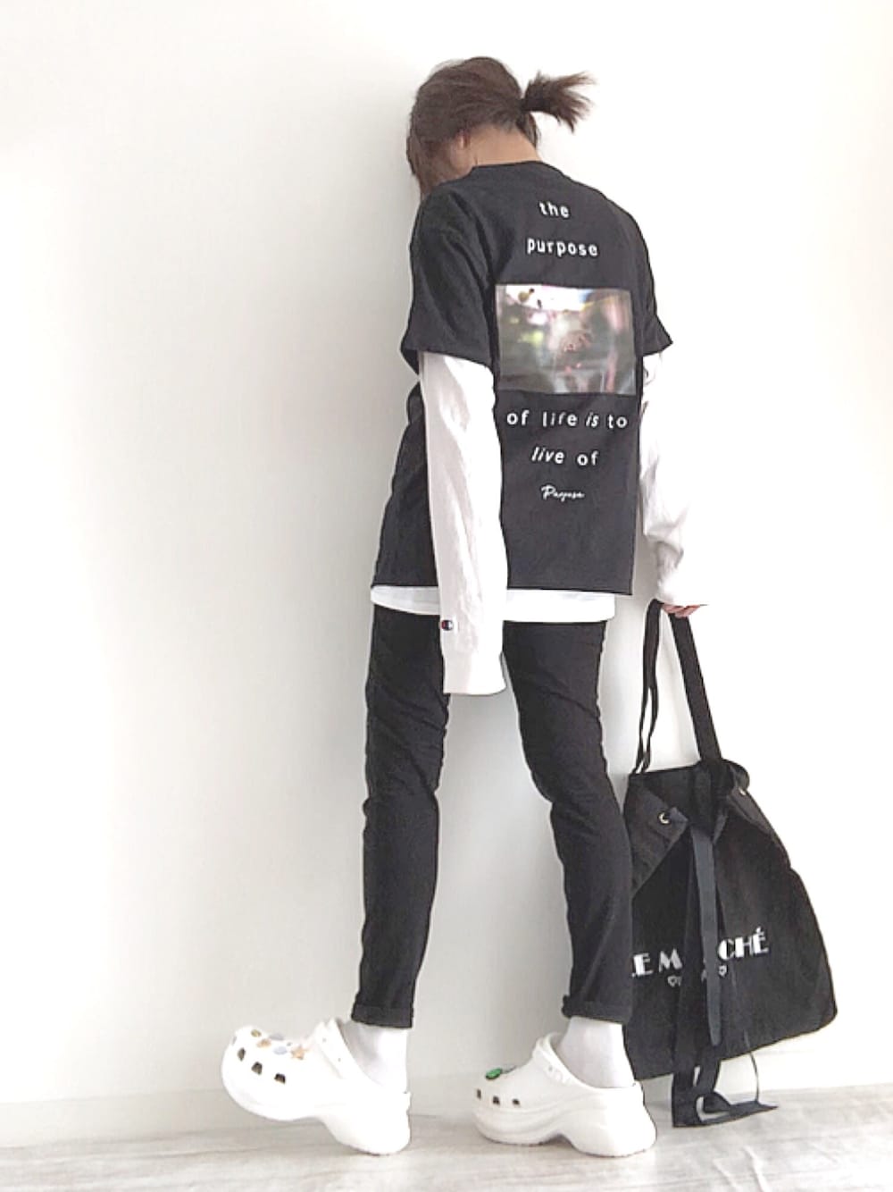 「MONO-MART、モノマート、apretro、crocs、アートTシャツ、ビッグシルエット、オーバーサイズ、メンズライク、ママコーデ、大人カジュアル」｜「MONO-MARTの別注プリントART 半袖 Tシャツ/ビッグシルエット アートプリントカットソー/GIRL WITH A PEARL EARING/VINCENT WILLEM VAN GOGH/THE LAST SUPPER（Tシャツ/カットソー、ブラック系）」を使った、norimamiさん（レディース・160cm）の春コーディネートの1枚目の写真
