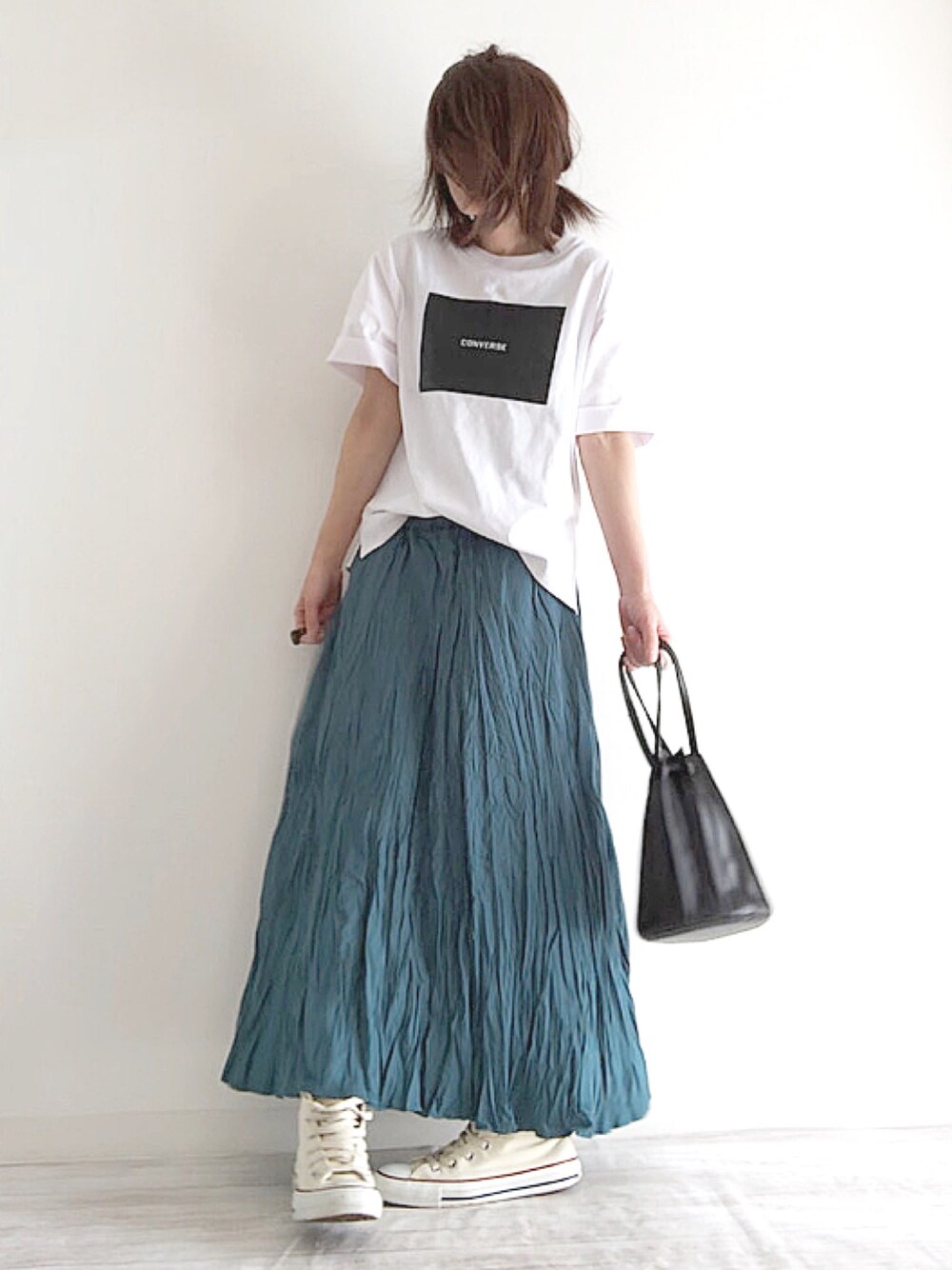 「muure、ミュール、ワッシャースカート、プリーツスカート、ロングスカート、neuna、プリーツバッグ、ママコーデ、PR、シンプルコーデ」｜「CONVERSEのCONVERSE/コンバース Chaco closet別注 センターボックスロゴ オーバーサイズカットソー（Tシャツ/カットソー、ホワイト系）」を使った、norimamiさん（レディース・160cm）の春コーディネートの1枚目の写真