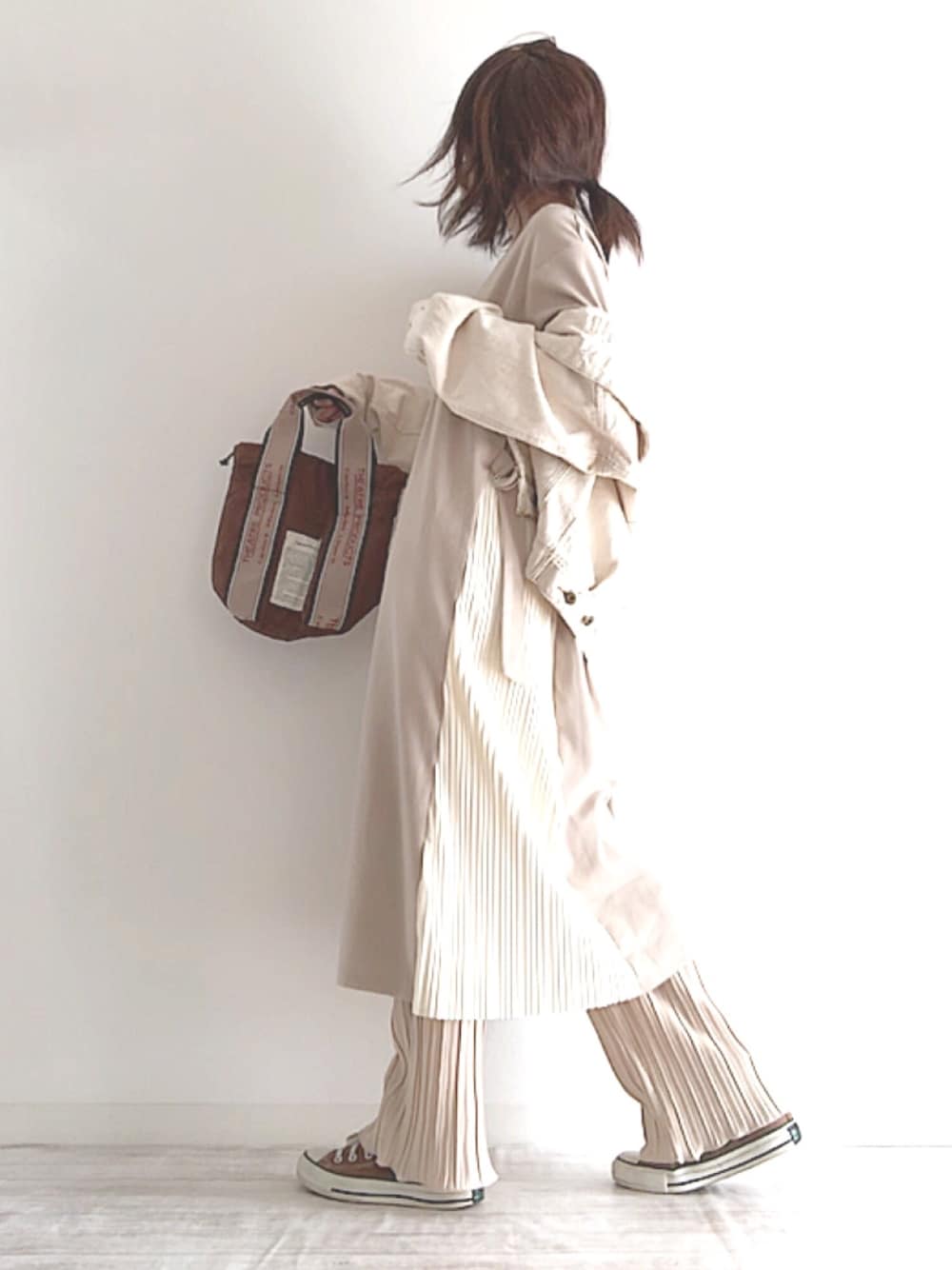 「AmbreNeige、flowriri、ママコーデ、プリーツワンピース、大人カジュアル、カジュアルコーデ、テーラードジャケット、休日スタイル、PR、レイヤードスタイル」｜「LIPSTARの【S.Mサイズ有】サイドプリーツワンピース（ワンピース、ベージュ系）」を使った、norimamiさん（レディース・160cm）の春コーディネートの1枚目の写真