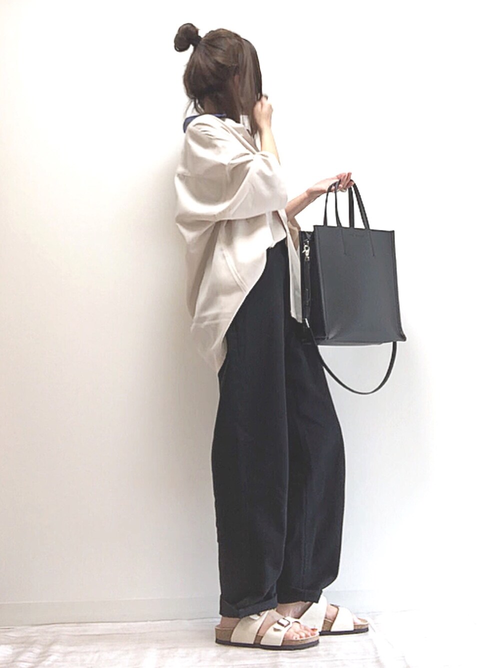 「EMMA  CLOTHES、エマクローズ、シャツスタイル、シャツ、メンズライク、大人カジュアル、apretro、ストレートデニム、PR、パンツスタイル」｜「EMMA CLOTHESのブライトポプリンリラックスレギュラーカラーオーバーCPOシャツ 1/2 sleeve(EMMA CLOTHES)（シャツ/ブラウス、ホワイト系）」を使った、norimamiさん（レディース・160cm）の夏コーディネートの1枚目の写真