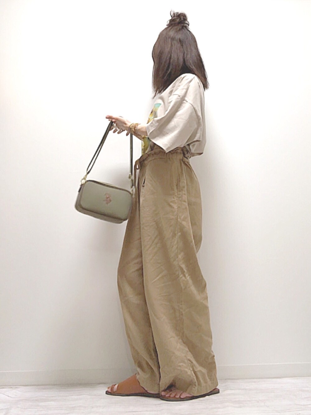 「EMMA  CLOTHES、Tシャツ、オーバーサイズ、USポロ、くすみカラー、ゆるコーデ、ビッグシルエット、ゴッホ、PR、ママコーデ」｜「EMMA CLOTHESのART×EMMA CLOTHES別注 アート転写プリントビックシルエット半袖カットソー グラフィック カットソー（Tシャツ/カットソー、ブラウン系）」を使った、norimamiさん（レディース・160cm）の夏コーディネートの1枚目の写真