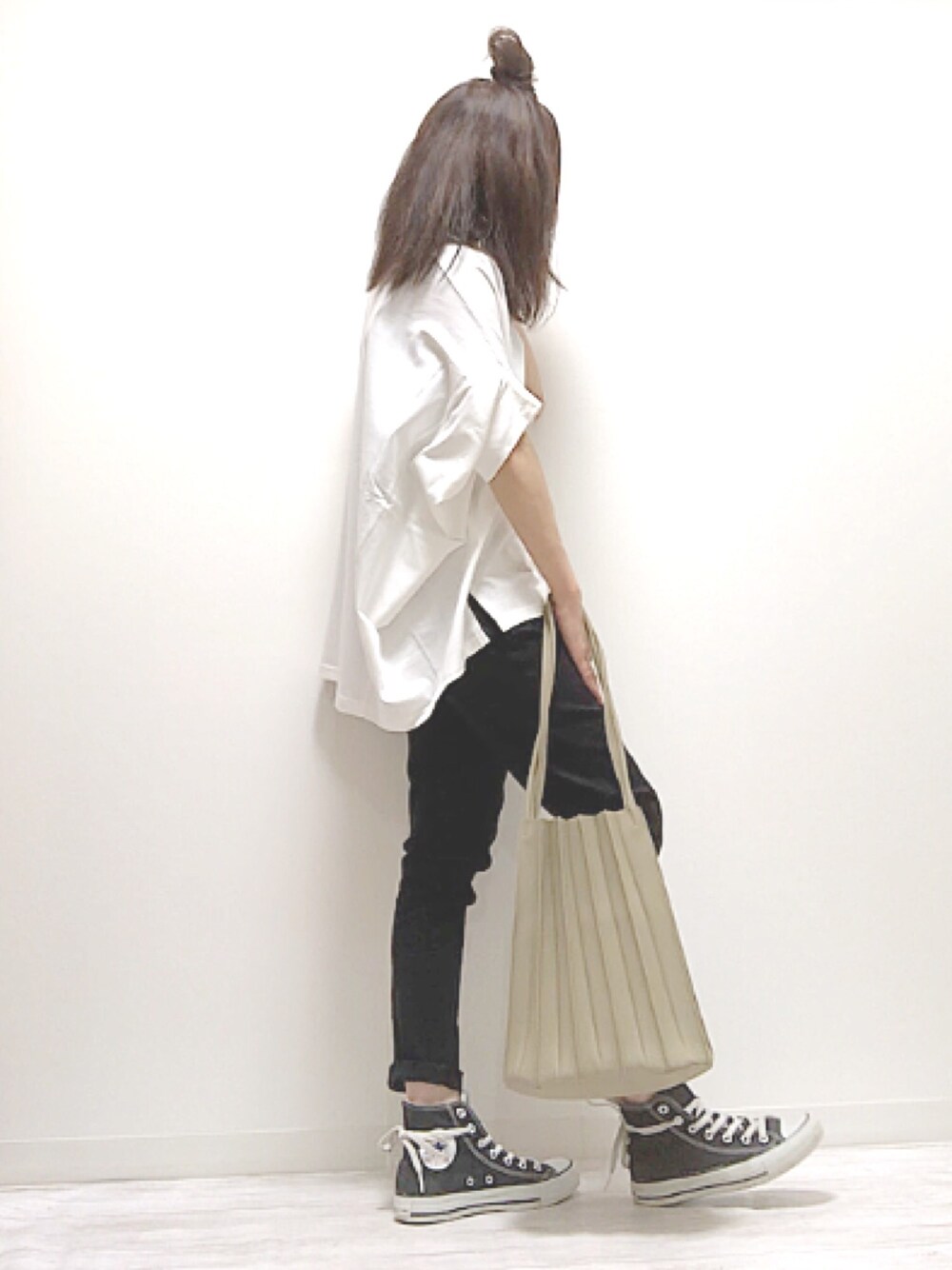 「RETOROGIRL、neuna、プリーツバッグ、チャリティーTシャツ、ゆるコーデ、オーバーサイズ、シンプルコーデ、大人カジュアル、PR、夏だ！Tシャツ着よう！」｜「RETRO GIRLのRETRO GIRLチャリティTシャツ/2WAYドルマントップス（Tシャツ/カットソー、ホワイト系）」を使った、norimamiさん（レディース・160cm）の夏コーディネートの1枚目の写真