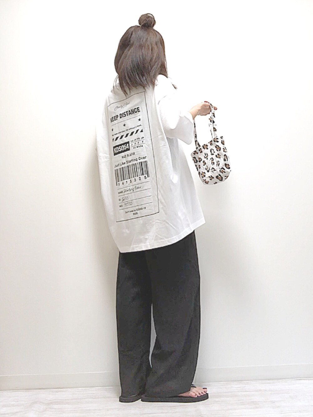 「STARTING OVER、ITEMS URBANRESEARCH、チャリティーTシャツ、ママコーデ、PR、イージーパンツ、メンズライク、ビッグシルエット、バックプリント、パンツスタイル」｜「Starting Overの5415325 × StartingOver チャリティTシャツ directed by WEARISTA Deco/バックプリントTシャツ/ビッグシルエット半袖Tシャツ（Tシャツ/カットソー、ホワイト系）」を使った、norimamiさん（レディース・160cm）の夏コーディネートの1枚目の写真